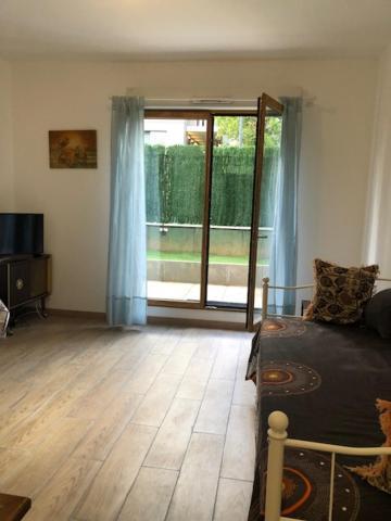 Logement Entier 2 Pieces Parking 5'Metro Saint-Denis-en-Margeride Exterior foto